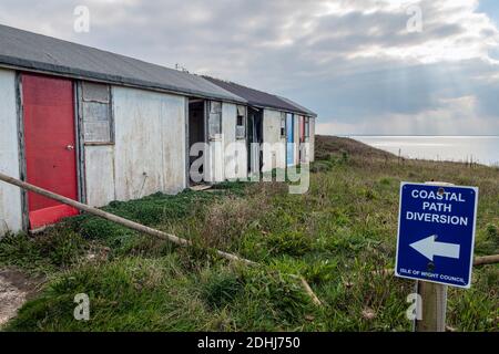 Le sentier côtier détourné et les chalets de vacances abandonnés à cause de l'érosion de la falaise, Brightstone Bay, Isle of Wight Banque D'Images