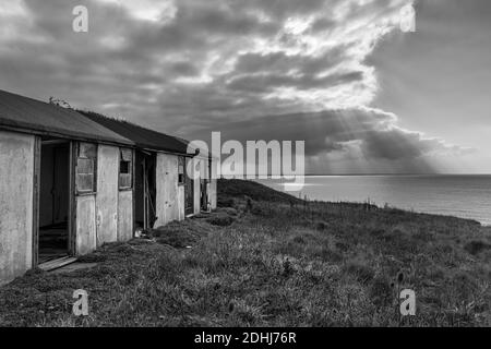 Chalets de vacances abandonnés en raison de l'érosion de la falaise, baie de Brightstone, île de Wight Banque D'Images