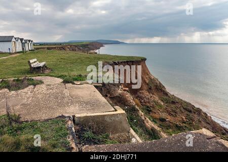 Érosion des falaises et chalets de vacances abandonnés à Brightstone Bay, île de Wiight Banque D'Images