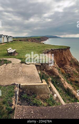 Érosion des falaises et chalets de vacances abandonnés à Brightstone Bay, île de Wiight Banque D'Images