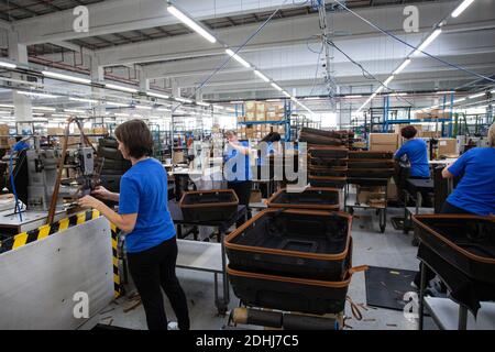 Les travailleuses de la nouvelle usine de montage de Samsonite à Szekszárd près de la capitale hongroise, Budapest. Banque D'Images