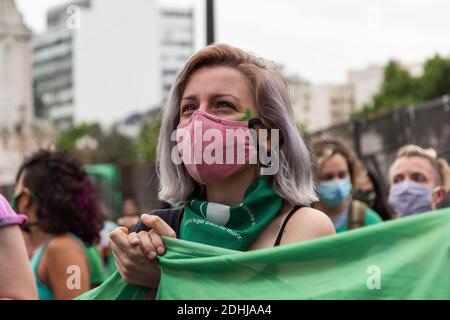 Ville de Buenos Aires, ville de Buenos Aires, Argentine. 11 décembre 2020. INT. Monde de l'information. 11 décembre 2020. Ville de Buenos Aires, Argentine. Des milliers de personnes en faveur de l'avortement légal attendent devant le Congrès national le résultat du vote du projet d'avortement à la Chambre des députés de Buenos Aires, en Argentine. Crédit: Julieta Ferrario/ZUMA Wire/Alay Live News Banque D'Images