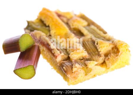 tarte à la rhubarbe avec deux morceaux de rhubarbe isolés sur fond blanc Banque D'Images