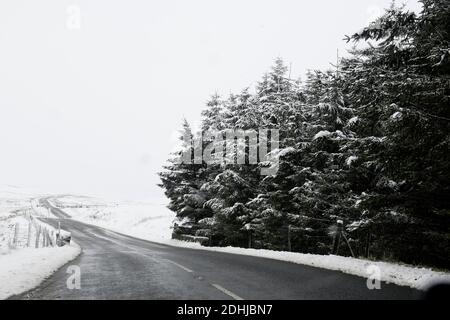 La photo est une scène neigeuse dans les Yorkshire Dales au-dessus de Hawes. Météo neige hiver neige neige neige neige neige neige Banque D'Images