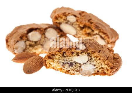 Cantuccini - biscuits de Toscane isolés sur fond blanc Banque D'Images