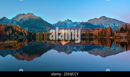 Lac de montagne de Štrbské Pleso dans le parc national de Tatra élevé, de la Slovaquie, Europe Banque D'Images