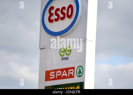 GV des garages ESSO SPAR Euro sur Brandlesholme Road, Bury, jeudi 1er octobre 2020. La chaîne de supermarchés Asda doit être vendue à deux frères de Blackburn dans le cadre d'un marché d'une valeur de 6,8 milliards de livres sterling. Les nouveaux propriétaires, Mohsin et Zuber Issa, qui ont soutenu la société d'investissement TDR Capital, ont fondé leur entreprise de garages européens en 2001 avec une seule station-service à Bury qu'ils ont achetée pour 150,000 £. L'entreprise a désormais des sites en Europe, aux États-Unis et en Australie et des ventes annuelles d'environ 18 milliards de livres sterling. Banque D'Images