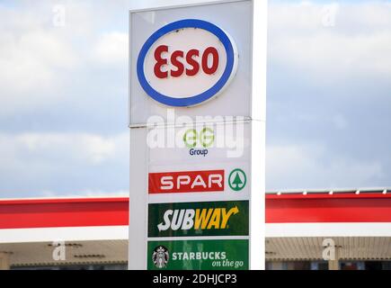 GV des garages ESSO SPAR Euro sur Brandlesholme Road, Bury, jeudi 1er octobre 2020. La chaîne de supermarchés Asda doit être vendue à deux frères de Blackburn dans le cadre d'un marché d'une valeur de 6,8 milliards de livres sterling. Les nouveaux propriétaires, Mohsin et Zuber Issa, qui ont soutenu la société d'investissement TDR Capital, ont fondé leur entreprise de garages européens en 2001 avec une seule station-service à Bury qu'ils ont achetée pour 150,000 £. L'entreprise a désormais des sites en Europe, aux États-Unis et en Australie et des ventes annuelles d'environ 18 milliards de livres sterling. Banque D'Images
