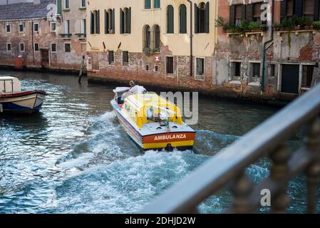 Une ambulance retournant à l'hôpital de Venise Italie pendant Covid19 Banque D'Images