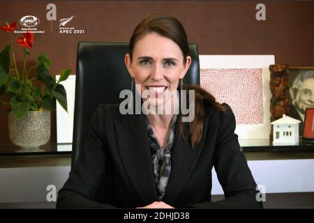 Wellington, Nouvelle-Zélande. 11 décembre 2020. La capture d'écran vidéo montre que le Premier ministre néo-zélandais Jacinda Ardern a prononcé un discours lors de la réunion informelle des hauts fonctionnaires du Forum de coopération économique Asie-Pacifique (APEC) 2021 à Wellington, en Nouvelle-Zélande, le 11 décembre 2020. POUR ALLER AVEC 'la Nouvelle-Zélande confirme les priorités de l'année d'accueil de l'APEC' (APEC Nouvelle-Zélande/document via Xinhua) crédit: Xinhua/Alay Live News Banque D'Images