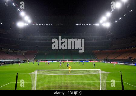 Milan, Italie - 09 décembre 2020: Vue générale montre des stands vides au stadio Giuseppe Meazza (également connu sous le nom de San Siro) lors du match de football du groupe B de la Ligue des champions de l'UEFA entre le FC Internazionale et le FC Shakhtar Donetsk. Les stades de football de toute l'Europe restent vides en raison de la pandémie du coronavirus, car les lois de distanciation sociale du gouvernement interdisent aux fans de se rendre dans les lieux, ce qui entraîne le jeu de présentoirs derrière des portes fermées. Le match s'est terminé par 0-0 ficelage. Credit: Nicolò Campo/Alay Live News Banque D'Images