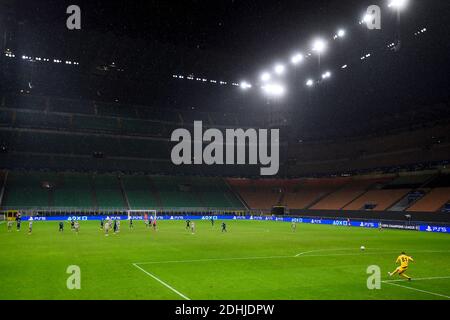 Milan, Italie - 09 décembre 2020: Vue générale montre des stands vides au stadio Giuseppe Meazza (également connu sous le nom de San Siro) lors du match de football du groupe B de la Ligue des champions de l'UEFA entre le FC Internazionale et le FC Shakhtar Donetsk. Les stades de football de toute l'Europe restent vides en raison de la pandémie du coronavirus, car les lois de distanciation sociale du gouvernement interdisent aux fans de se rendre dans les lieux, ce qui entraîne le jeu de présentoirs derrière des portes fermées. Le match s'est terminé par 0-0 ficelage. Credit: Nicolò Campo/Alay Live News Banque D'Images