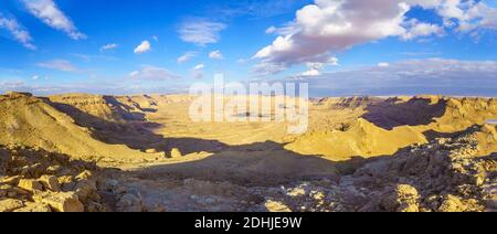 Vue panoramique sur HaMakhtesh HaKatan (petit makhtesh, cratère). Le désert du Negev, sud d'Israël Banque D'Images