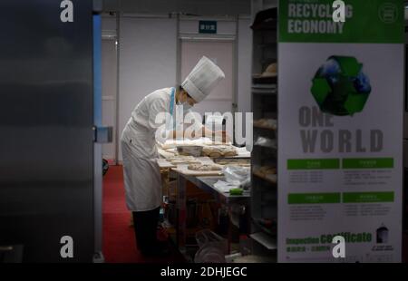 (201211) -- GUANGZHOU, le 11 décembre 2020 (Xinhua) -- UN candidat participe à un événement de pâtisserie le deuxième jour du premier concours de compétences professionnelles de la République populaire de Chine qui s'est tenu à Guangzhou, dans la province de Guangdong, dans le sud de la Chine, le 11 décembre 2020. (Xinhua/lu Hanxin) Banque D'Images