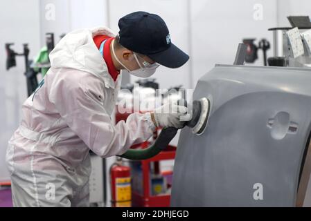 (201211) -- GUANGZHOU, le 11 décembre 2020 (Xinhua) -- UN candidat participe à un événement de peinture automobile le deuxième jour du premier concours de compétences professionnelles de la République populaire de Chine qui s'est tenu à Guangzhou, dans la province de Guangdong, dans le sud de la Chine, le 11 décembre 2020. (Xinhua/lu Hanxin) Banque D'Images