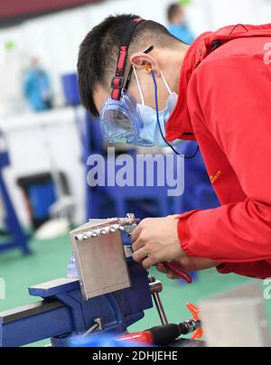 (201211) -- GUANGZHOU, le 11 décembre 2020 (Xinhua) -- UN candidat participe à un événement d'entretien d'aéronefs le deuxième jour du premier concours de compétences professionnelles de la République populaire de Chine qui s'est tenu à Guangzhou, dans la province de Guangdong, dans le sud de la Chine, le 11 décembre 2020. (Xinhua/lu Hanxin) Banque D'Images