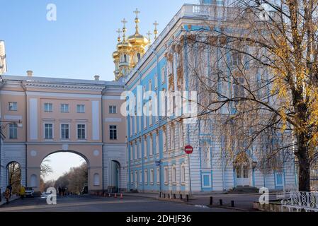 Tsarskoye Selo, Saint-Pétersbourg, Russie - 10 novembre 2020 : personnes sur la cour du Lyceum impérial (à gauche). Banque D'Images