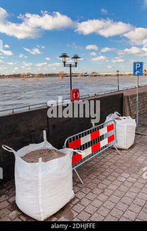 Front de mer de la rivière néerlandaise inondée IJssel en face de la ville de Zutphen à Gelderland, aux pays-Bas Banque D'Images