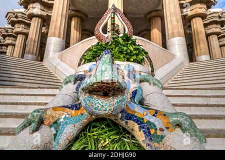 Salamandre en mosaïque multicolore de Gaudi, Park Guell, Barcelone, Catalogne, Espagne Banque D'Images