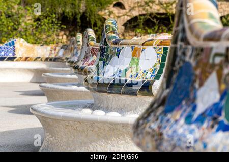 Banc de serpentins en céramique, Park Guell, Barcelone, Catalogne, Espagne Banque D'Images