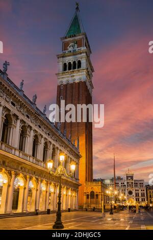 Campanile St Marc et place Saint Marc au crépuscule, Venise, Vénétie, Italie Banque D'Images