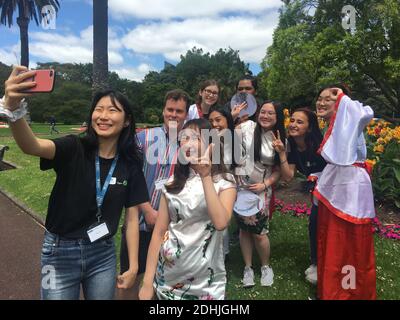 (201211) -- AUCKLAND, 11 décembre 2020 (Xinhua) -- les élèves prennent le selfie après avoir donné leur spectacle au China Culture Camp 2020 à Auckland, Nouvelle-Zélande, 11 décembre 2020. Un groupe d'élèves du secondaire néo-zélandais a partagé vendredi leur mémoire spéciale du China Culture Camp 2020 avec des spectacles culturels, des danses, des discours de groupe et des jeux amusants. (Photo de Sally Chen/Xinhua) Banque D'Images