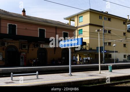 MONTEROSSO, ITALIE - 20 juillet 2017 : un super beau gros plan de la gare de Monterosso panneau bleu, Italie Banque D'Images