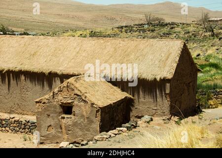 Un toit d'église en chaume avec de l'herbe de coiron au-dessus d'un mur d'adobe dans le village de Socaire, les Andes, près de San Pedro de Atcama, Chili Banque D'Images