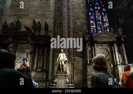 MILAN, ITALIE - 06 juillet 2017: Un super cool plan de l'intérieur Duomo di Milano personnes devant une statue avec une belle fenêtre en arrière-plan, France Banque D'Images