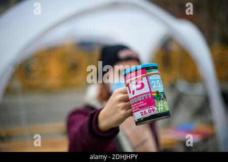 Magdebourg, Allemagne. 11 décembre 2020. Un activiste de « Fridays for future » présente une coupe de dons devant le stand d'information sur la coupe « No 1.5 Cut? » Prenez un climat plus agréable que votre décision. » Dans la capitale de Saxe-Anhalt, le mouvement n'avait mobilisé aucune masse. Les activistes se sont limités à un stand d'information pour engager la conversation avec les passants et les personnes intéressées. Credit: Klaus-Dietmar Gabbert/dpa-Zentralbild/dpa/Alay Live News Banque D'Images