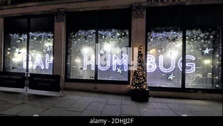 Un panneau « Bah Humbug » vu sur la fenêtre principale d'un magasin Harvey Nichols Knightsbridge à Londres.autrefois connu comme la boutique préférée de la princesse Diana, le magasin Knightsbridge rayon Harvey Nichols est décoré pour Noël avec le message « apporter 2021 ». Banque D'Images