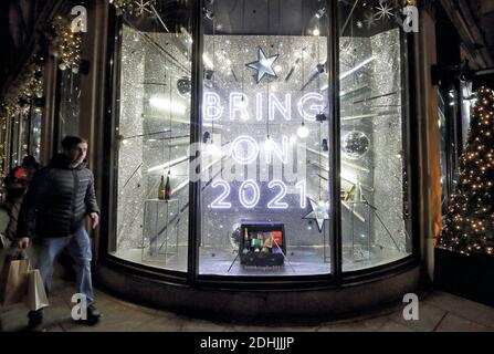 Londres, Royaume-Uni. 10 décembre 2020. Un panneau « Bring On 2021 » vu sur la fenêtre principale d'un magasin Harvey Nichols Knightsbridge à Londres.autrefois connu comme le magasin préféré de la princesse Diana, le magasin Knightsbridge Harvey Nichols est décoré pour Noël avec le message « Bring On 2021 » Credit: Keith Mayhew/SOPA Images/ZUMA Wire/Alay Live News Banque D'Images