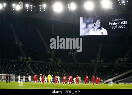 Londres, Angleterre - DÉCEMBRE 10 : les joueurs et les officiels observent une minute de silence avant de se lancer à la mémoire de l'ancien football international italien Banque D'Images