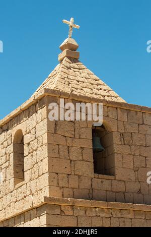 La tour de l'église de San Bartolomé, avec une croix croisée, à Socaire, dans les Andes, près de San Pedro de Atacama, au Chili Banque D'Images