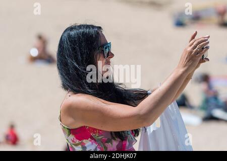 Une femme utilisant son smartphone pour photographier la vue. Banque D'Images