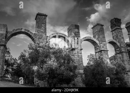 L'ancien aqueduc romain dans la Moria, village dans l'île de Lesvos, Grèce. Banque D'Images