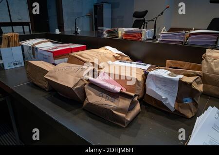 Pièces de preuve présentées au cours du premier jour du essai de taille d'Ann Vandekerckhove (46) pour un infanticide avant La Cour des Assasses de West-F. Banque D'Images