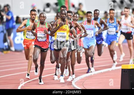 Joshua Cheptegei (UGA, Or) Rodgers Kwemoi (KEN), Rhonex Kipruto (KEN, Bronze). Finale hommes 10000 mètres. Championnats du monde d'athlétisme de l'IAAF, Doha 2019 Banque D'Images