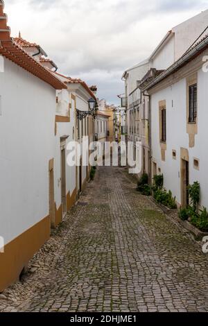 Tomar, Portugal: 8 décembre 2020: Rue étroite dans la vieille ville de Tomar Banque D'Images