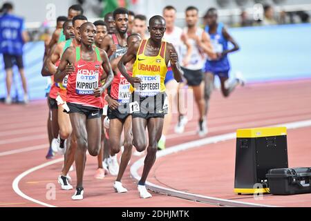 Joshua Cheptegei (UGA, Or) Rodgers Kwemoi (KEN), Rhonex Kipruto (KEN, Bronze). Finale hommes 10000 mètres. Championnats du monde d'athlétisme de l'IAAF, Doha 2019 Banque D'Images