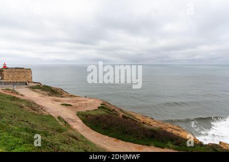 Vue sur la célèbre plage Praia de Norte de Nazare sur la côte du Portugal Banque D'Images