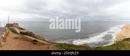 Vue sur la célèbre plage Praia de Norte de Nazare sur la côte du Portugal Banque D'Images