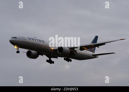 Arrivée tôt le matin. Avion de ligne à réaction en approche de la terre à l'aéroport de Londres Heathrow, Royaume-Uni, pendant la pandémie COVID 19. Boeing 777 de United Airlines Banque D'Images