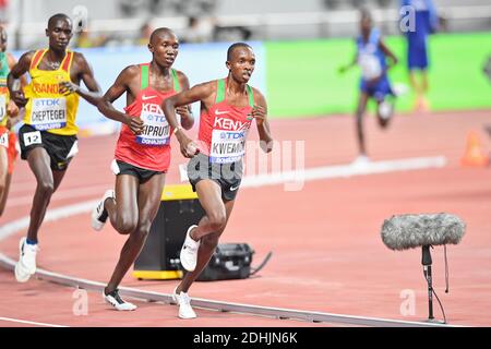 Rodgers Kwemoi (KEN), Rhonex Kipruto (KEN, Bronze), Joshua Cheptegei (UGA, Or). Finale hommes 10000 mètres. Championnats du monde d'athlétisme de l'IAAF, Doha 2019 Banque D'Images