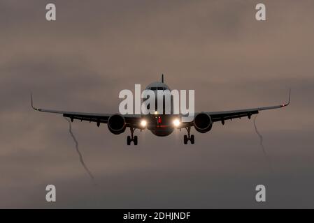 Arrivée tôt le matin. Avion de ligne à réaction en approche de la terre à l'aéroport de Londres Heathrow, Royaume-Uni, pendant la pandémie COVID 19 Banque D'Images