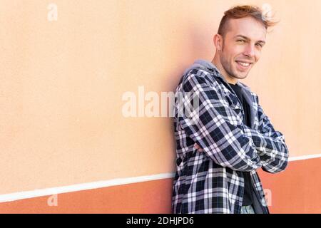 Vue arrière d'une femme voyageur méconnaissable dans des vêtements décontractés près de la rivière Celeste avec des bras étendus et en admirant la chute d'eau étonnante pendant Banque D'Images
