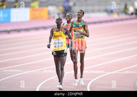 Joshua Cheptegei (Ouganda, or), Yomif Kejelcha (Ehtiopia, argent), Rhonex Kipruto (Kenya, bronze). 10000 mètres de finale. World Athletics Doha 2019 Banque D'Images