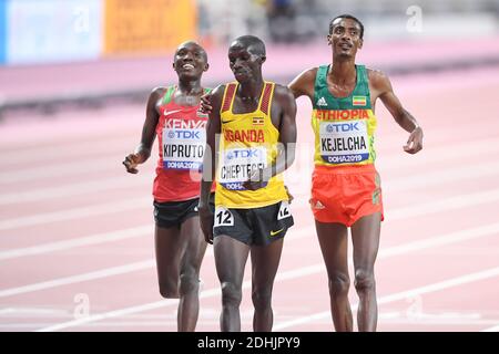 Joshua Cheptegei (Ouganda, or), Yomif Kejelcha (Ehtiopia, argent), Rhonex Kipruto (Kenya, bronze). 10000 mètres de finale. World Athletics Doha 2019 Banque D'Images