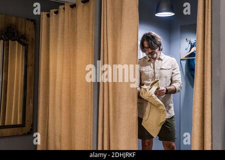 Vue avant du pantalon de contrôle homme dans la tenue vestimentaire chambre d'un magasin de vêtements Banque D'Images