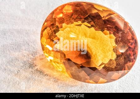 Magnifique cristal de quartz citrine à facettes sur surface blanche Banque D'Images